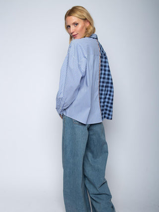Emily Bluse 8645-157400 blue/navy: Lässige, langärmlige Hemdbluse mit blau-weißen Streifen, Rückenteil aus blau-schwarzem Gingham. Getragen von Model mit blonden Haaren und Jeans, betont lässigen Stil.