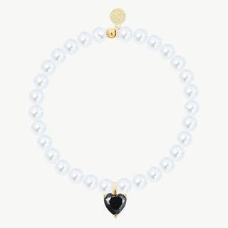 OFF#DLY Perle/Herz Armband white/black: Glänzende weiße Perlen mit goldener Kugel und Tag, schwarzer herzförmiger Anhänger in goldener Fassung, ideal als elegantes Schmuckstück.