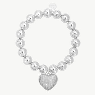 Stretch-Armband aus polierten Silberperlen mit herzförmigem Charm, besetzt mit funkelnden Steinen. Das OFF#DLY Kugel/Herz Armband silber hat einen kleinen runden Anhänger nahe dem Verschluss.