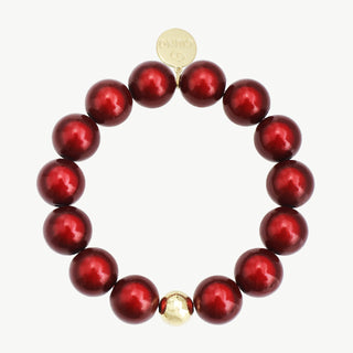 OFF#DLY Acrylarmband Elastic Rubin zeigt glänzende rote Perlen mit einem goldfarbenen Akzentperle und einem kleinen goldenen Logoanhänger, aus Acryl und Kupfer, 14 Karat vergoldet, in Einheitsgröße.