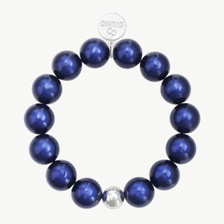 Das OFF#DLY Acrylarmband Elastic Royal zeigt runde, tiefblaue Perlen mit einem silbernen Akzent und einem Markenanhänger. Es ist elastisch und in Einheitsgröße erhältlich.