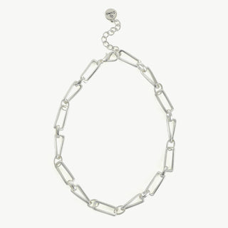 OFF#DLY Gliederkette silber mit abwechselnd rechteckigen und trapezförmigen Gliedern, silberfarben. Verschluss: Karabiner. Verlängerungskette mit kleinem rundem Anhänger. Länge: 44+5cm.