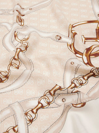 GUESS Noelle Scarf 130x130 IVO: Nahaufnahme eines beigen Schals mit goldenen und braunen Ketten- und Gurtmotiven, inklusive ineinandergreifender Ringe und Schnallen, aus 100% Polyester.