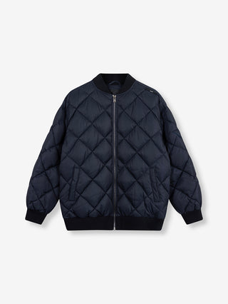 ALIX Quilted Bomber navy: Navyfarbene Steppbomberjacke mit Diamantmuster, Reißverschluss vorne, geripptem Kragen, Bündchen, Saum, schrägen Seitentaschen, oversized Passform und Stierstickerei am Ärmel.