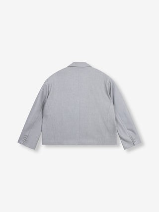 ALIX Coated Blazer soft grey melange, zeigt die Rückansicht mit geradem Saum, mittiger Rückennaht, leicht herunterhängenden Schultern und Knopfmanschetten. Präsentiert auf weißem Hintergrund für klare Sichtbarkeit.