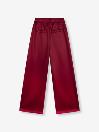 ALIX Training Sweat Pant bordeaux: Weite, burgunderrote Hose mit elastischem Bund und zwei Rückentaschen aus Sweatshirtstoff. Perfekt für einen sportlichen Look mit passender Jacke kombinierbar.