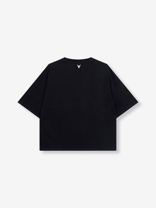 Rückansicht des ALIX Basic The Label Tee black: einfach geschnitten, kurze, weite Ärmel, gerader Saum, kleines weißes Logo unter dem Halsausschnitt. Schlichtes schwarzes Design ohne Prints.