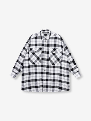 ALIX Check Blouse black/white zeigt ein langärmliges, schwarz-weiß kariertes Flanellhemd mit klassischem Kragen, Druckknopfverschluss, zwei großen Brusttaschen und einem kleinen ALIX. Etikett am Nacken.