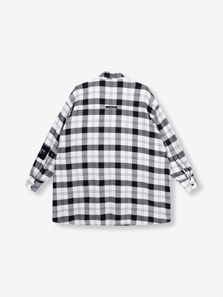ALIX Check Blouse black/white; Rückansicht einer langärmeligen, leicht übergroßen Bluse im schwarz-weiß-grauen Karomuster, mit Webetiketten am oberen Rücken und am Ärmelbündchen.