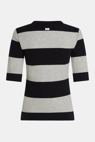 Rückansicht des Penn&Ink Tee Stripe mit breiten schwarzen und grauen Streifen, dreiviertelärmeln und Rundhalsausschnitt, aus feiner Rippstruktur, gegen weißen Hintergrund.