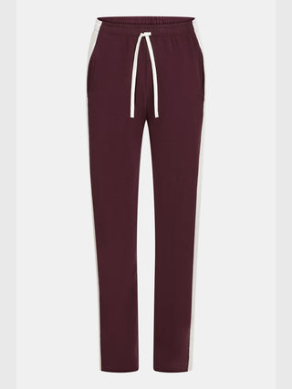Penn&Ink Pant aubergine: Schlank geschnittene Jogginghose mit elastischem Bund und weißer Kordel, seitlichen Taschen und markanten weißen Seitenstreifen für sportlich-eleganten Freizeitstil.