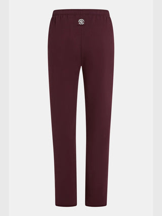 Penn&Ink Pant aubergine: Dunkelrote, gerade geschnittene Loungehose mit elastischem Bund und kleinem Logo-Patch vorne, ohne sichtbare Taschen oder Kordelzug, ideal für einen entspannten, modernen Look.
