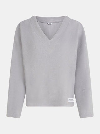 Penn&Ink Pulli grey: Grauer, langärmliger Pullover aus weichem, flauschigem Stoff mit V-Ausschnitt und entspannter Passform, kleines Etikett Designed in Brooklyn nahe dem Saum.