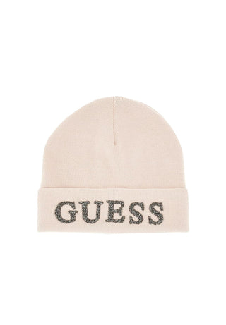 Guess Beanie STO: Ein hellbeiger Strick-Beanie mit umgeschlagenem Bund, verziert mit einem funkelnden GUESS Logo aus Strasssteinen auf der Vorderseite. Material: 100 % Polyester.