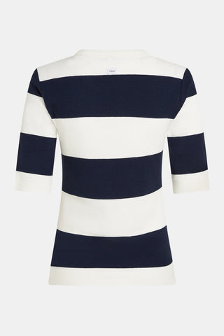 Penn&Tee Stripe, ein kurzärmeliges, geripptes Strickoberteil mit breiten, horizontalen Streifen. Die Ärmel reichen bis knapp über den Ellbogen, und ein Rundhalsausschnitt betont das schmale Design.
