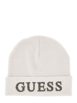 GUESS Beanie GRY, eine umgeschlagene Strickmütze in Off-White, mit GUESS in funkelnden, dunklen Strasssteinen auf dem Umschlag. Material aus 100% Polyester.