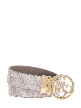 Guess Noelle Belt DKO, ein modischer Gürtel mit hellbeigem/taupe Monogramm-Canvas und einer goldfarbenen 4G-Logo-Schnalle. Verstellbar und individuell kürzbar, ideal für die Hüfte.
