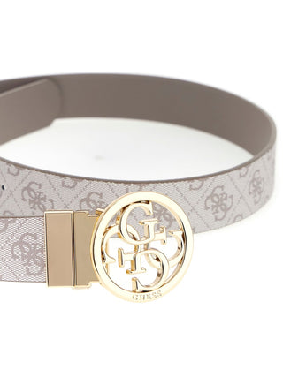 Guess Noelle Belt DKO: Moderner Gürtel mit helltaupefarbenem Monogrammriemen, runden goldfarbenen Schnalle, die das ineinandergreifende „G“ und „GUESS“ zeigt. Anpassbare Länge, ideal für Hüfttrageweise.