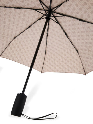 GUESS Umbrella von unten, zeigt beigen 4G-Logoprint auf der Synthetik-Bespannung, schwarze Streben und Schaft. Der matte schwarze Griff hat eine Handgelenk-Schlaufe.