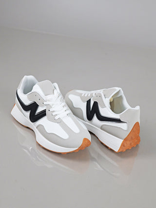 OFF#DLY Sneaker white: Weiße Low-Top-Sneaker mit grauen Nubuk-Overlays, schwarzen Zickzack-Akzenten, weißen Schnürsenkeln und kontrastierender Gummi-Außensohle, die an der Ferse dicker und strukturiert ist.