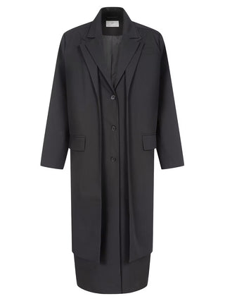 Gitta Banko Mantel Athena black, ein eleganter, lang geschnittener Einreiher mit Reverskragen, drei Knöpfen und Pattentaschen, präsentiert sich in zeitloser Silhouette für vielseitige Styling-Optionen.