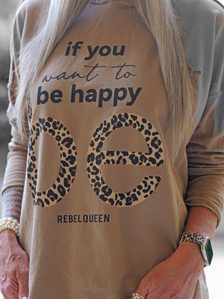 Träger mit OFF#DLY Shirt Be Happy camel, langärmelig, mit Slogan „if you want to be happy be“ in Leopardenmuster. Ergänzt durch Leoparden-Armband und Schmuck.