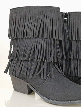 OFF#DLY Western Boot aus schwarzem Kunstleder mit Fransen am Schaft, seitlichem Zipper und 5 cm Absatz. Nahe Aufnahme zeigt die strukturierte Oberfläche und niedrigen Absatz.