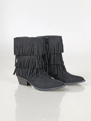 OFF#DLY Western Boot aus schwarzem Kunstleder mit Fransen, seitlichem Zipper, leicht spitzer Zehenpartie und 5 cm Absatz. Schafthöhe 20 cm. Eleganter, knöchelhoher Western-Stil auf glänzendem Untergrund.