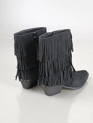 OFF#DLY Western Boot aus schwarzem, wildlederähnlichem Material mit Fransen an den Seiten. Sie verfügen über einen seitlichen Reißverschluss, einen niedrigen Absatz von 5 cm und eine Schafthöhe von 20 cm.