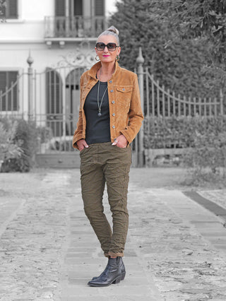 Die OFF#DLY Muster-Pant Saga camel zeigt sich in schmalem Schnitt mit stilvollem Muster, perfekt kombiniert mit schwarzen Leder-Boots und einer Jacke, ideal für trendbewusste Freizeit-Looks.