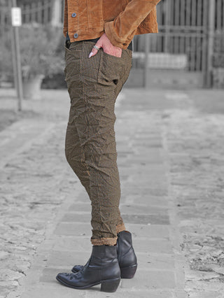 OFF#DLY Muster-Pant Saga camel: Schmale, gemusterte Hose mit modischem Print, kombiniert mit brauner Cordjacke und schwarzen Lederstiefeletten. Perfekt für einen stilvollen und bequemen Alltagslook.