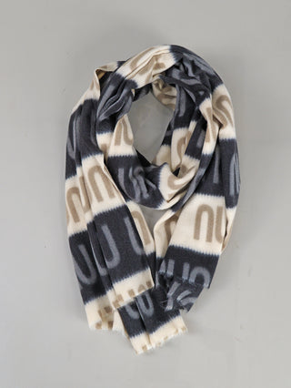 OFF#DLY Schal NUN black: Weicher Schal aus 100% Viskose mit breiten Streifen in Dunkelgrau und Cremeweiß, verziert mit taupe-grauen U-Motiven und leichtem Fransenabschluss. Größe ca. 180x80 cm.
