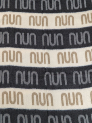 Nahaufnahme des OFF#DLY Schal NUN black aus weicher Viskose, zeigt abwechselnde dunkle und helle horizontale Bänder mit dem Motiv nun. Größe: ca. 180x80 cm.