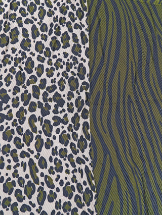 Nahaufnahme des OFF#DLY Schal Muster Animal khaki mit zwei Tiermustern: links Leopardenflecken auf hellem Hintergrund, rechts Zebramuster mit dunklen Wellenstreifen auf olivfarbenem Hintergrund. Größe: 180x80 cm.