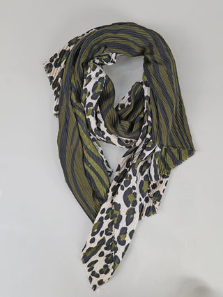 Der OFF#DLY Schal Muster Animal khaki zeigt einen langen, geknitterten Stoff mit Zebra- und Leopardenmustern in Olivgrün und Schwarz, hergestellt aus superweicher Viskose.