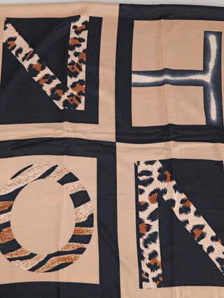 OFF#DLY Schal beige/black mit 2×2 Raster aus quadratischen Paneelen, geometrischen Formen und Tiermotiven, darunter Leopardenflecken in Braun/Schwarz und Zebra-Streifen in Schwarz/Tan, auf Viskose-Stoff.