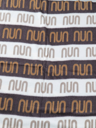 OFF#DLY Schal NUN braun zeigt einen nahen Blick auf den Stoff mit abwechselnd dunkelbraunen und cremeweißen horizontalen Streifen, verziert mit stilisierten nun-Buchstaben, aus weicher 100% Viskose.