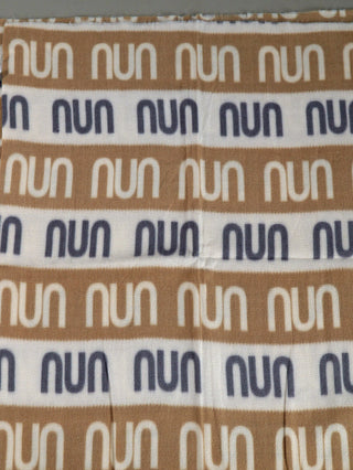 OFF#DLY Schal NUN creme: Weicher Schal mit wiederholtem nun-Muster in Streifen, abwechselnd in Creme und Beige, aus 100% Viskose, Größe ca. 180x80 cm.