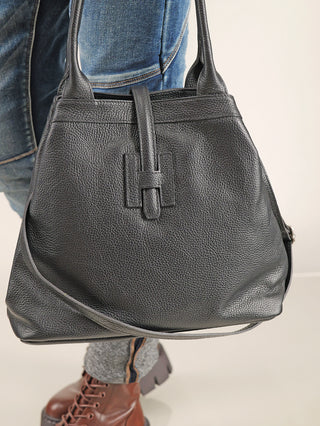 OFF#DLY Leder Tasche black, eine schwarze Hobo-Tasche aus genarbtem Leder mit kurzen Henkeln und langem Schulterriemen, vorne mit Klappe und Lasche; robust und stilvoll.