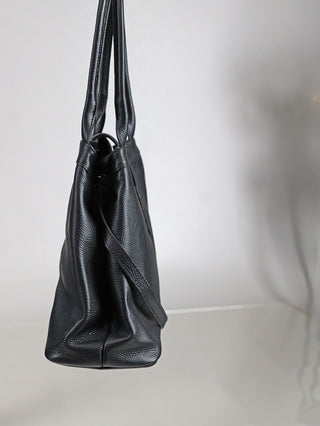 OFF#DLY Leder Tasche black, schwarze Schultertasche aus 100% Leder, seitlich fotografiert. Mit Henkel, Karabiner-Innenverschluss oder Zipper. Langer Trageriemen, Größe 35x28x14 cm.