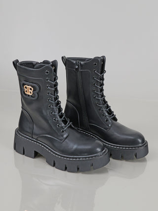 OFF#DLY Boot BB black: Schwarze, mittelhohe Kampfstiefel mit Schnürung, seitlichem Reißverschluss, goldfarbenem BB-Logo, chunky Profilsohlen, 2 cm Plateausohle, 5 cm Absatz. Material: Polyurethan.