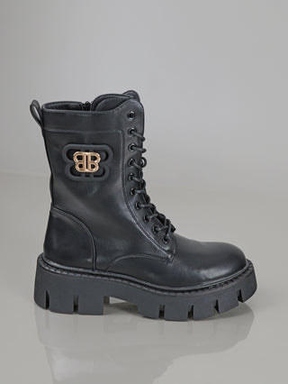 OFF#DLY Boot BB black zeigt einen schwarzen Leder-Schnürstiefel mit klobiger Profilsohle, goldfarbenem BB-Logo auf der Außenseite und Reißverschluss, ideal für robuste und stilvolle Auftritte.