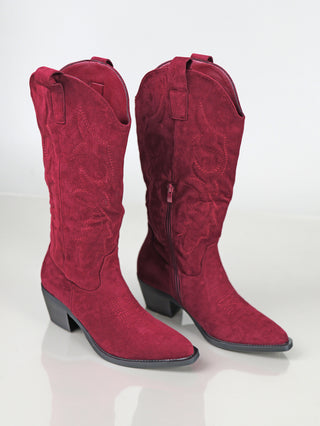 OFF#DLY Western Stiefel bordeaux aus burgunderfarbenem Wildleder mit spitzen Zehen, Blockabsätzen, westlichen Nähten, Zuglaschen und seitlichem Reißverschluss, ideal für einen stilvollen, modernen Western-Look.