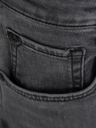 Nahaufnahme der Vorderseite der True Religion Ruby Volume Jeans, zeigt die Haupttaschenöffnung und die kleine Münztasche im Five-Pocket-Stil mit verdecktem Reißverschluss und Label-Aufnäher.