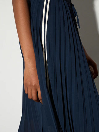 Nahaufnahme eines BSB Skirt French Navy, ein sportiv-eleganter Plissee-Rock mit feinen Falten, einem elastischen Bund und einem weißen, vertikalen Streifen, der modernen Akzent setzt.