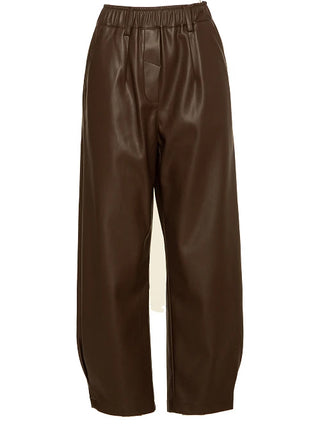 BSB Hose 212003 chocolate: Weite, hochgeschnittene braune Kunstlederhose mit elastischem Bund und Frontfalten. Seitliche Eingrifftaschen bieten Funktionalität, während die lässige Passform vielfältige Styling-Optionen ermöglicht.