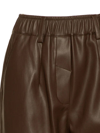 BSB Hose 212003 chocolate: Nahaufnahme von braunen Kunstlederhosen mit elastischem Bund, Gürtelschlaufen, Frontfalten und kleinen Vordertaschendetails für modernen Look und bequeme Passform.