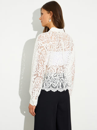 Die BSB Shirt 216021 offwhite Spitzenbluse aus transparenter floraler Spitze und feiner Bordüre verleiht mit ihrem eleganten Design und klassischen Blusencharakter jedem Outfit eine feminine Note.
