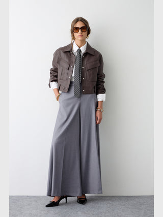 BSB Jacke 217002 brown: Eine kastige, kurze Kunstlederjacke mit Knopfleiste und Brusttaschen, die mit einem Hemdkragen und klarer Silhouette einen modernen, androgynen Look verleiht.