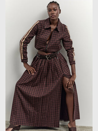 BSB Jacke 217014 burgundy: Kurzjacke im Karo-Design mit Reißverschluss, creme-goldenen Streifen an den Ärmeln und elastischem Saum, kombiniert mit passendem Maxirock und doppelschnalligem Gürtel.